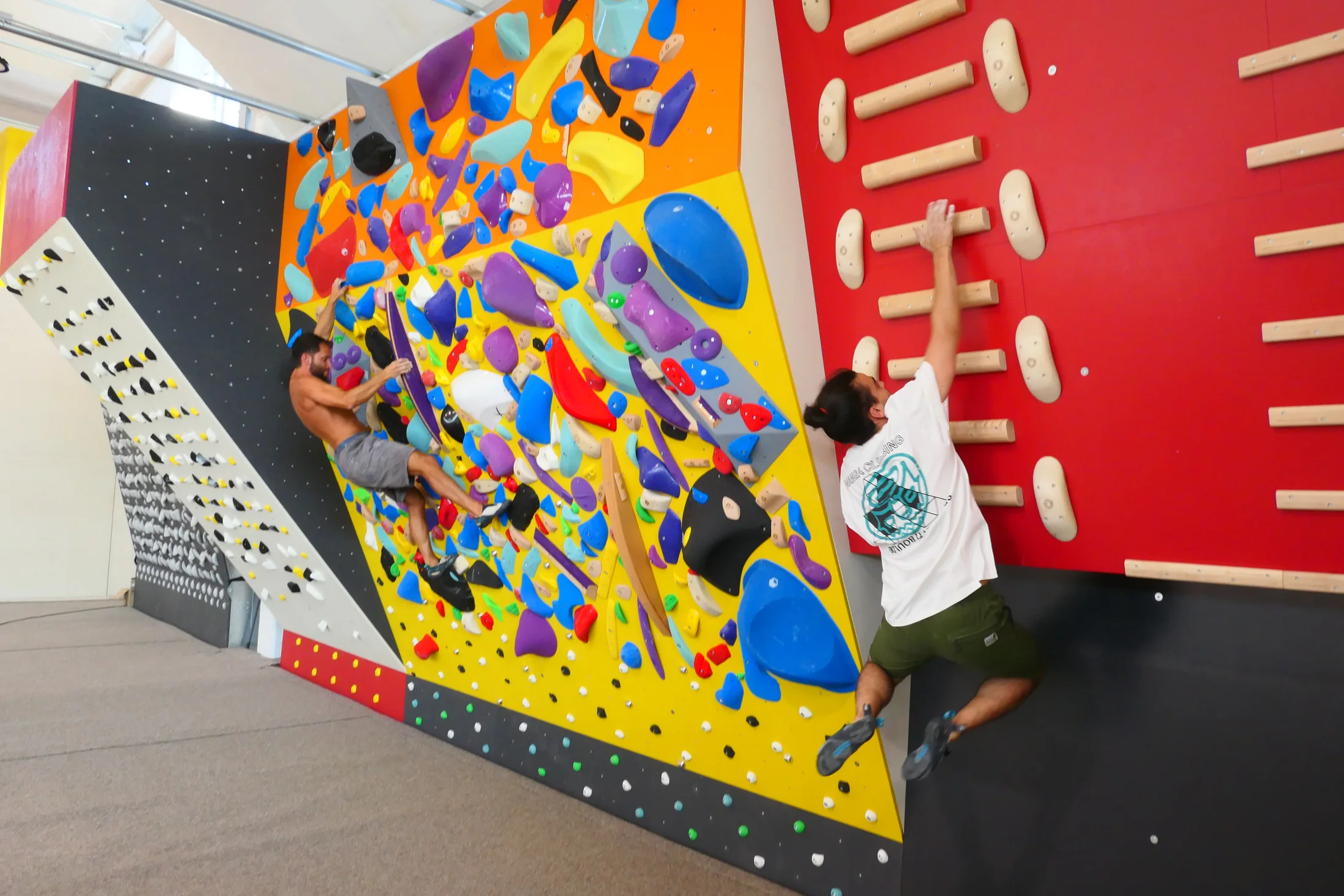 Climber e community nella sala boulder