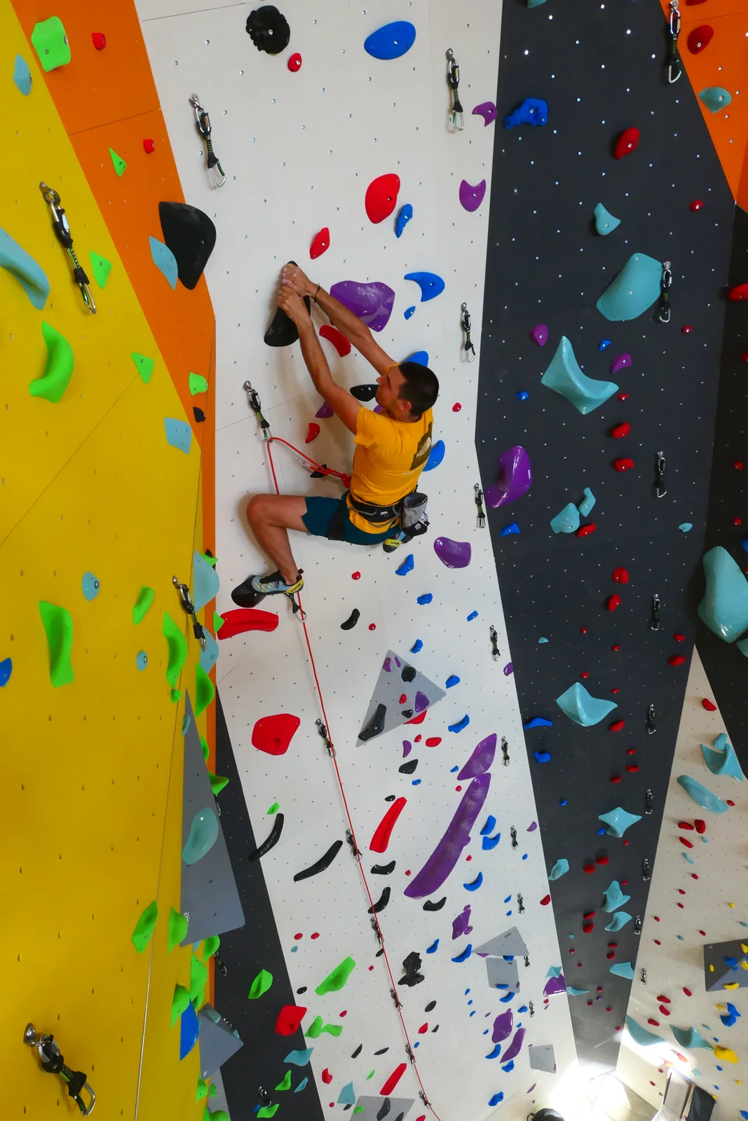 Climber su un passaggio in strapiombo