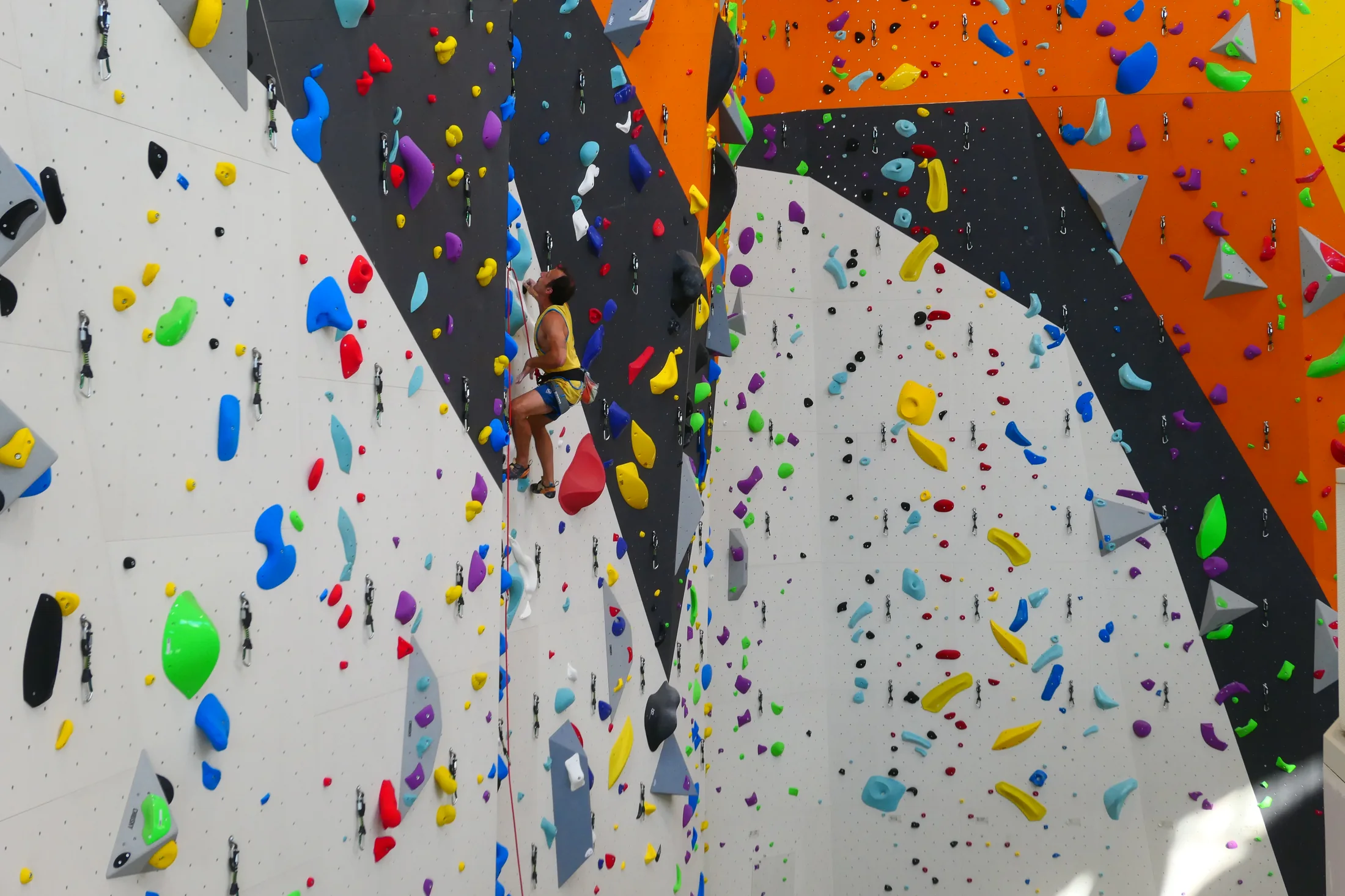 Climber sulla parete lead alta quindici metri